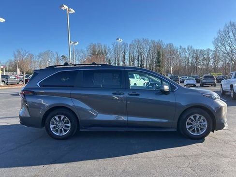 Used 2025 Toyota Sienna LE image 4
