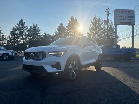 Used 2025 Volvo XC40 B5 Core w/ Protection Package Premier AWD/4WD image 3