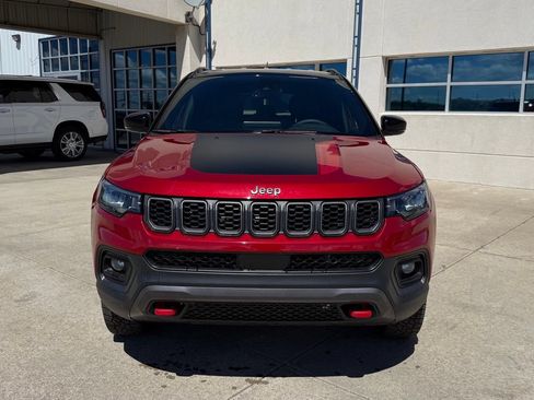 Used 2025 Jeep Compass Trailhawk AWD/4WD image 2