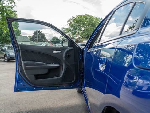 Used 2019 Dodge Charger SXT RWD image 12