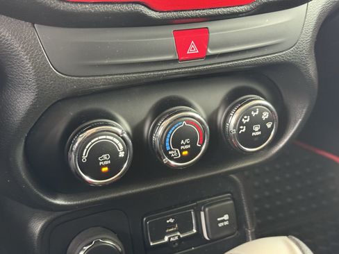 Used 2017 Jeep Renegade Latitude AWD/4WD image 28