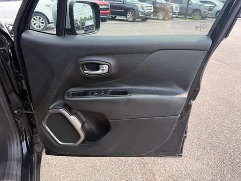 Used 2018 Jeep Renegade Limited w/ UConnect 8.4 Nav Group FWD image 20