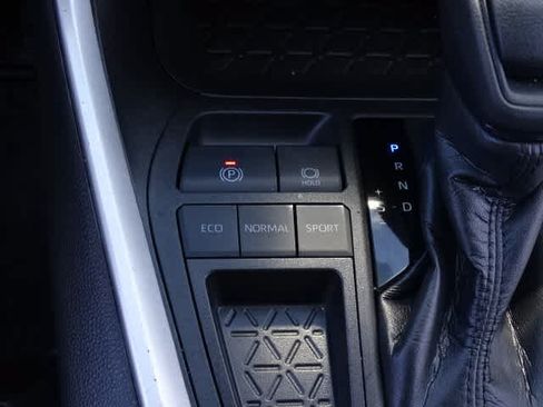 Used 2022 Toyota RAV4 LE FWD image 33