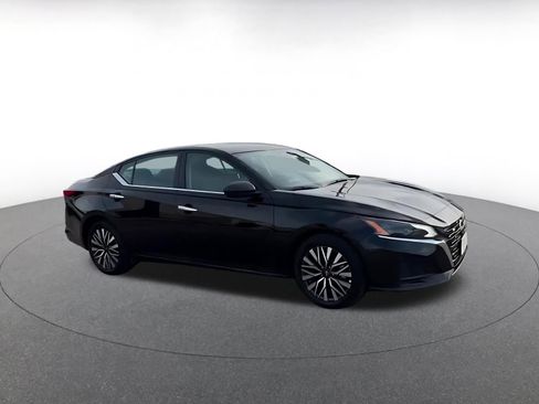 Used 2025 Nissan Altima 2.5 SV image 2
