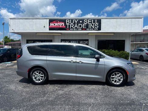 Used 2021 Chrysler Voyager LX FWD image 1