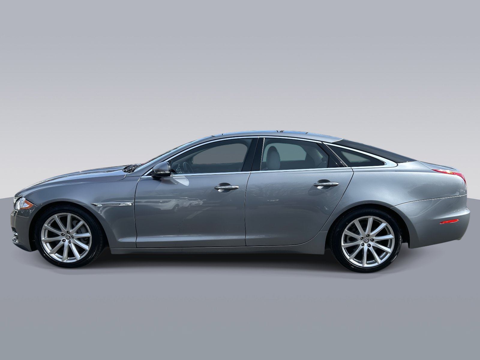 Used 2012 Jaguar XJ RWD image 6