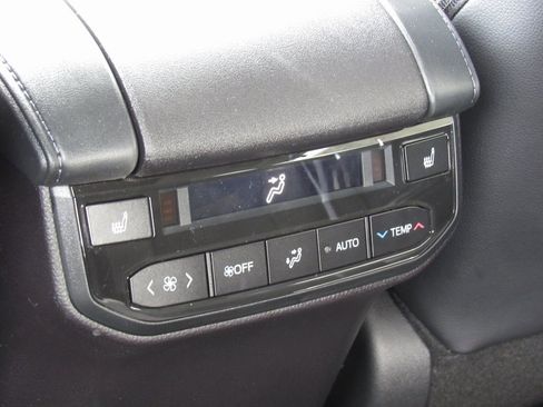 New 2025 Toyota Highlander Platinum image 36