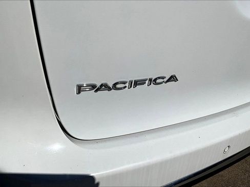 Used 2022 Chrysler Pacifica Touring-L image 8