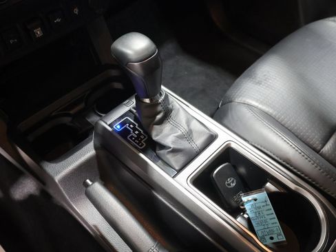 Used 2022 Toyota Tacoma TRD Off-Road w/ TRD Premium Off Road Package AWD/4WD image 29