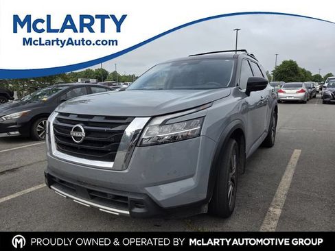 Used 2024 Nissan Pathfinder SL w/ SL Premium Package FWD image 1