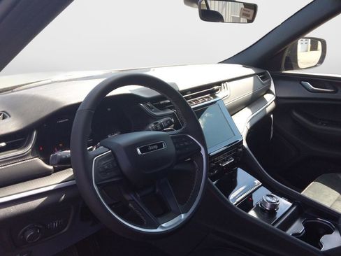 New 2025 Jeep Grand Cherokee Altitude image 12