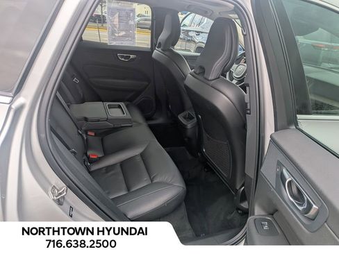 Used 2021 Volvo XC60 T5 Momentum image 33