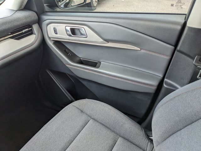 Used 2025 Ford Explorer Active RWD image 17