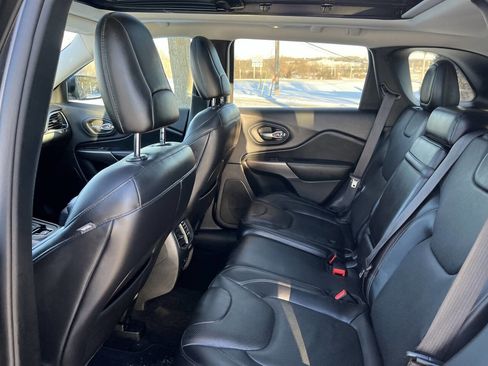 Used 2019 Jeep Cherokee Limited w/ Luxury Group image 25