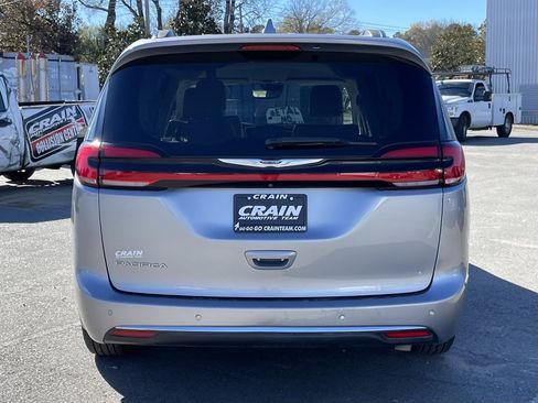 Used 2021 Chrysler Pacifica Touring-L image 6