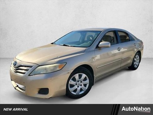 Used 2010 Toyota Camry LE image 1
