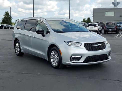 Used 2024 Chrysler Pacifica Touring-L FWD image 2