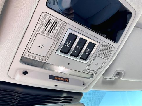 Used 2025 Land Rover Discovery S image 38