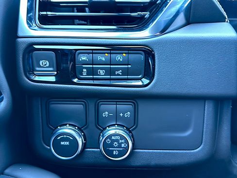 Used 2025 GMC Yukon XL Elevation image 37