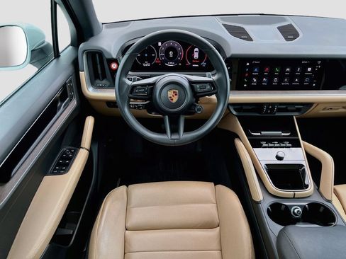 Certified 2025 Porsche Cayenne AWD/4WD image 25