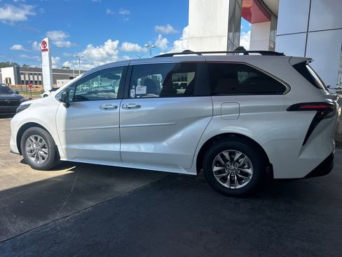 New 2026 Toyota Sienna XLE FWD image 5