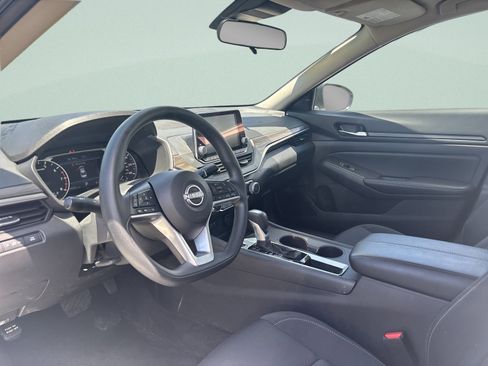 Used 2025 Nissan Altima 2.5 SV FWD image 37