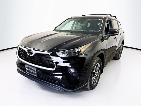 Certified 2024 Toyota Highlander XLE image 3