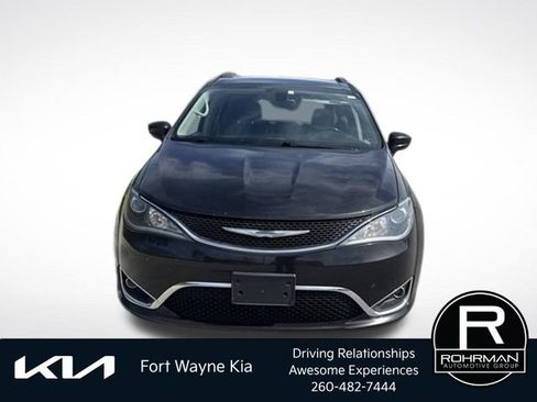Used 2017 Chrysler Pacifica Touring-L FWD image 9