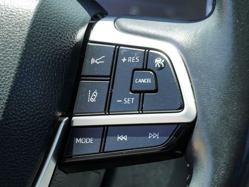 Used 2022 Toyota Highlander XLE AWD/4WD image 37