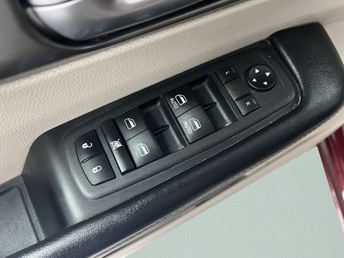 Used 2023 Chrysler Pacifica Touring-L FWD image 16