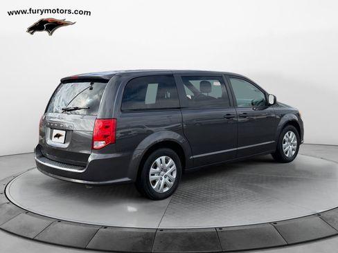 Used 2019 Dodge Grand Caravan SE image 3