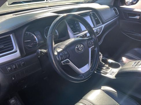 Used 2017 Toyota Highlander SE image 16