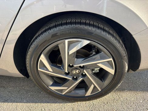 Used 2025 Hyundai Elantra Limited image 30