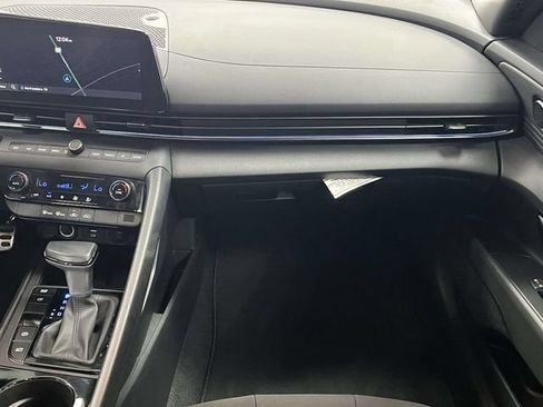 Certified 2025 Hyundai Elantra SEL FWD image 18