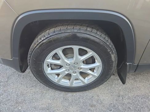 Used 2016 Jeep Cherokee Latitude FWD image 19