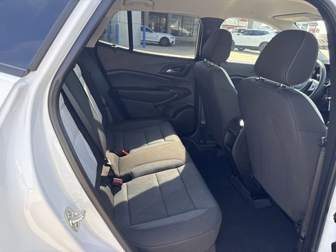 Used 2025 Chevrolet Trax LS w/ LS Convenience Package image 7