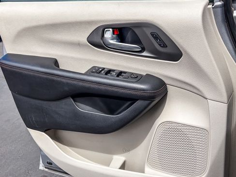 Used 2020 Chrysler Pacifica Touring-L FWD image 20