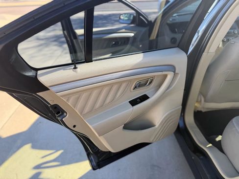Used 2015 Ford Taurus SE image 27