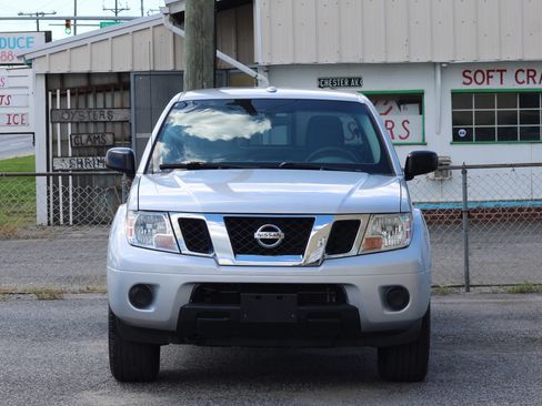 Used 2018 Nissan Frontier SV AWD/4WD image 2