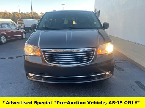 Used 2015 Chrysler Town & Country Touring image 22