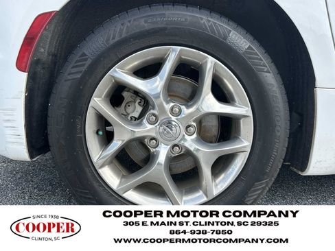 Used 2017 Chrysler Pacifica Limited w/ UConnect Theater Package FWD image 16