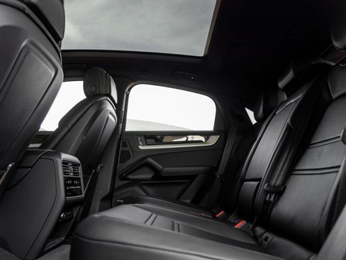 Certified 2025 Porsche Cayenne S AWD/4WD image 34
