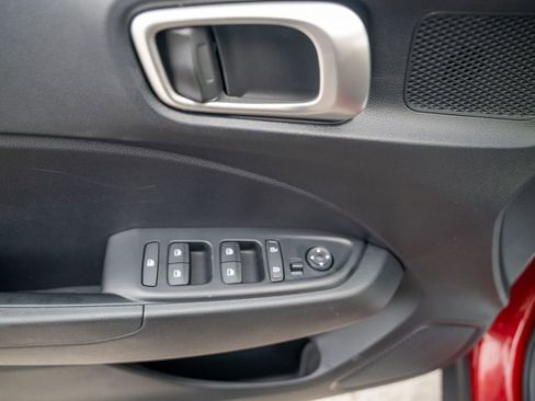 Certified 2025 Hyundai Venue SEL image 19