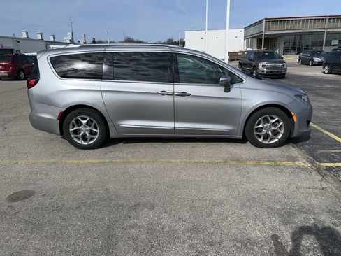 Used 2018 Chrysler Pacifica Limited image 4