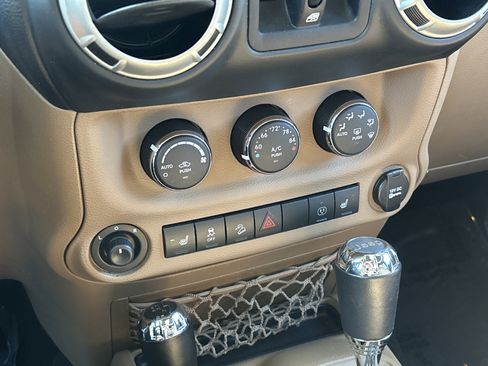 Used 2017 Jeep Wrangler Unlimited Sahara w/ Connectivity Group AWD/4WD image 22