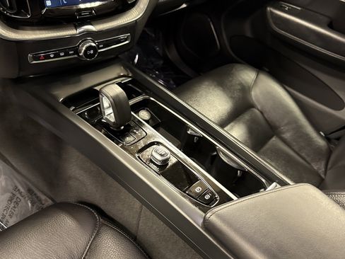 Used 2025 Volvo XC60 B5 Plus image 9