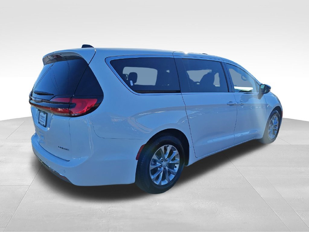 Used 2026 Chrysler Pacifica Limited FWD image 5