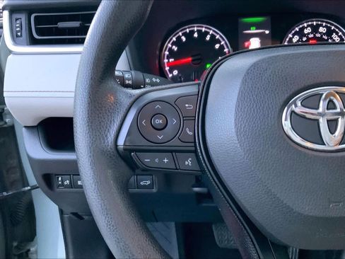 Used 2020 Toyota RAV4 XLE w/ Convenience Package FWD image 23