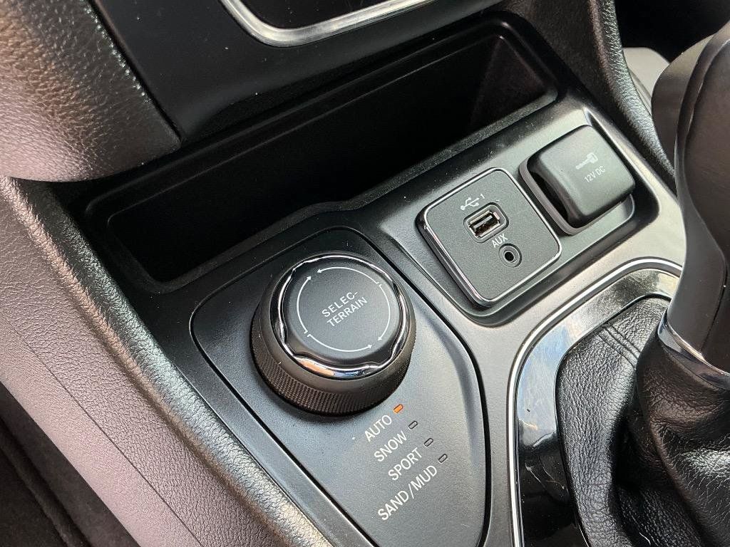 Used 2023 Jeep Cherokee Altitude Lux AWD/4WD image 22