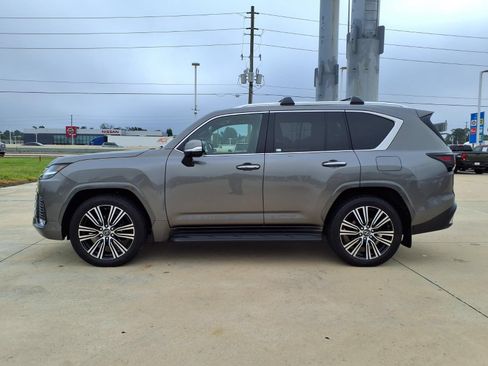 Used 2024 Lexus LX 600 4WD w/ Luxury Package image 8